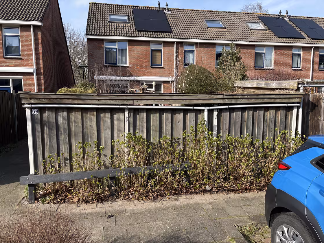 Achterkant van oude overkapping in Vlaardingen – Vonk Tuinen hovenier Oud‑Beijerland.