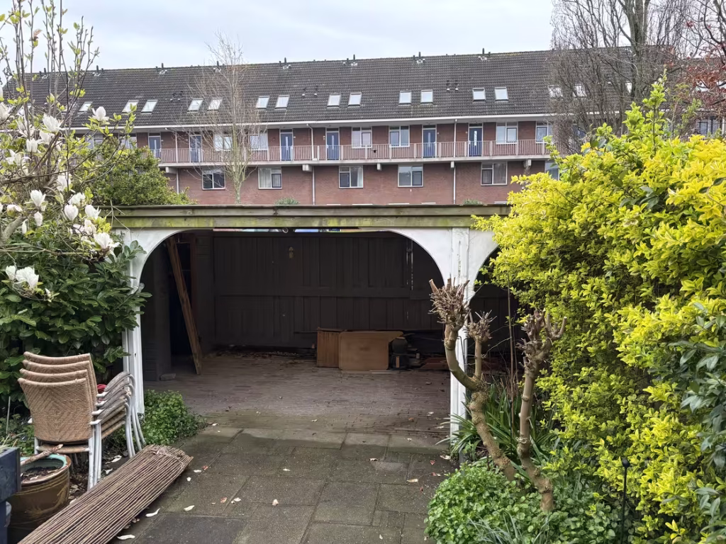 Voorkant van oude overkapping in Vlaardingen – Vonk Tuinen tuinman Oud‑Beijerland.