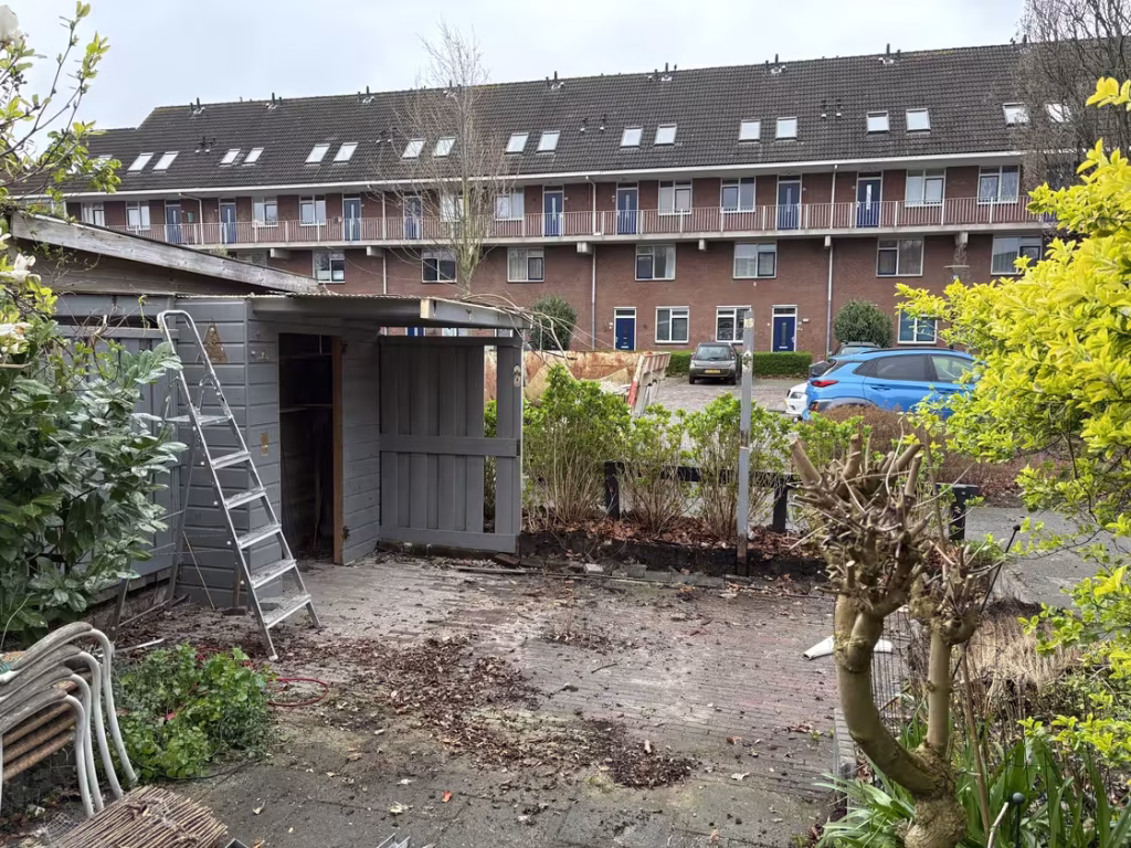 Berging na sloop van de overkapping in Vlaardingen – Vonk Tuinen Hoeksche Waard.