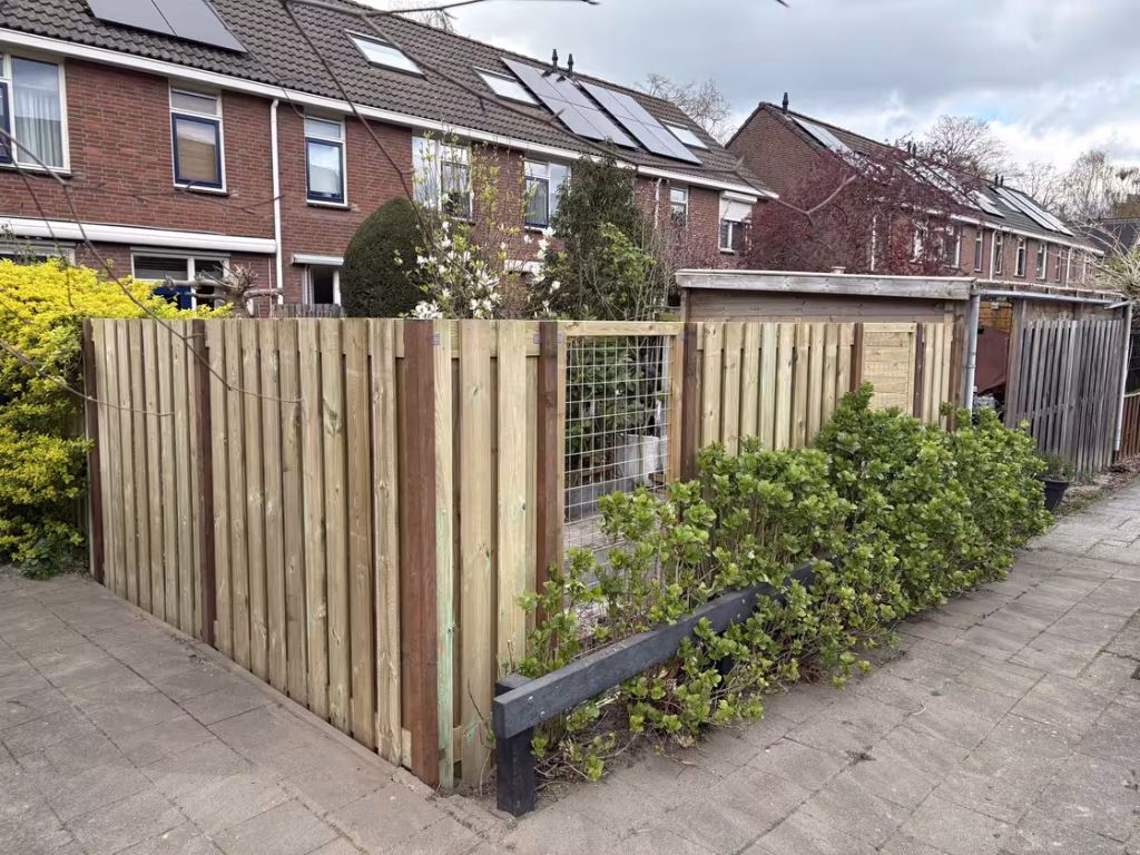 Achterkant van de tuin met nieuw geplaatste schutting in Vlaardingen – Vonk Tuinen.