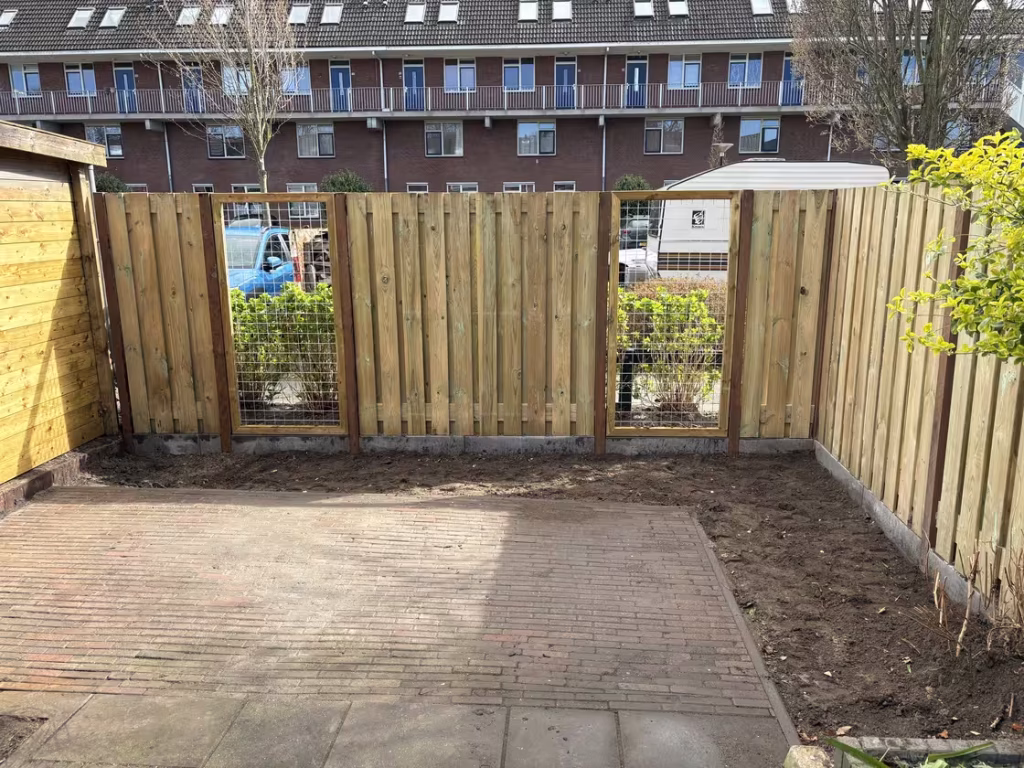 Binnenzijde van nieuwe schutting met aangelegde border in Vlaardingen – Vonk Tuinen.