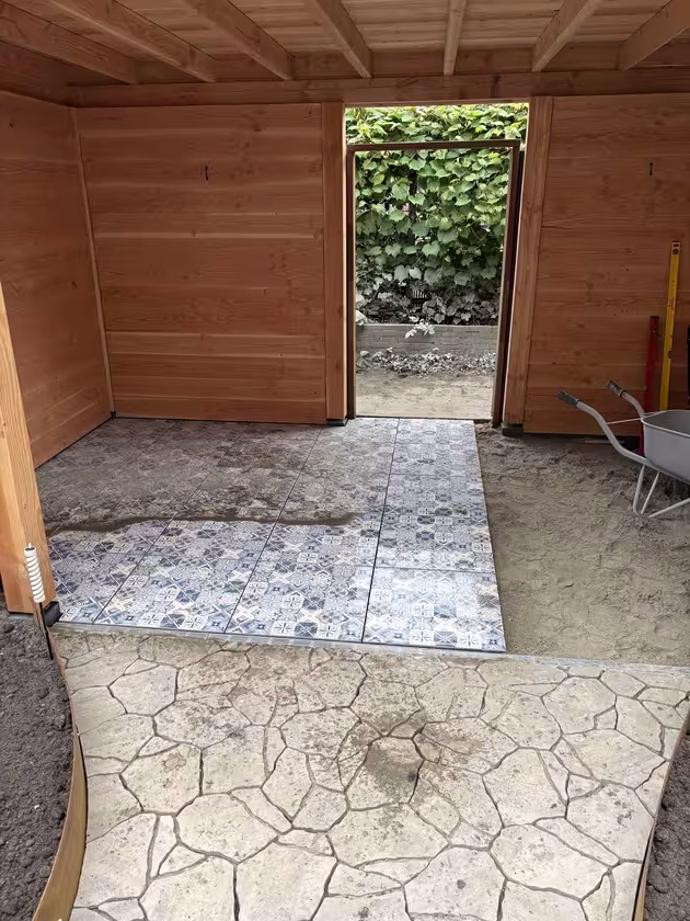 GeoCeramica tegels worden gelegd onder de overkapping in Ommoord.