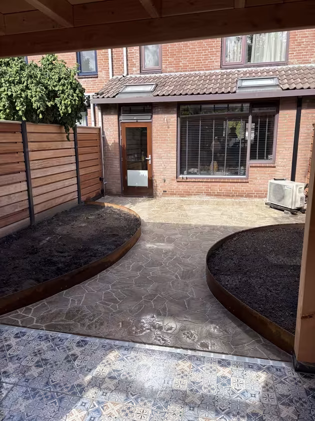 Eindresultaat met GeoCeramica tegels, afvoergoot en terras met Cortenstaal border.