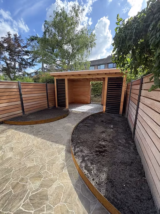Overzicht van het eindresultaat vanaf de rechterhoek van het huis richting de overkapping.